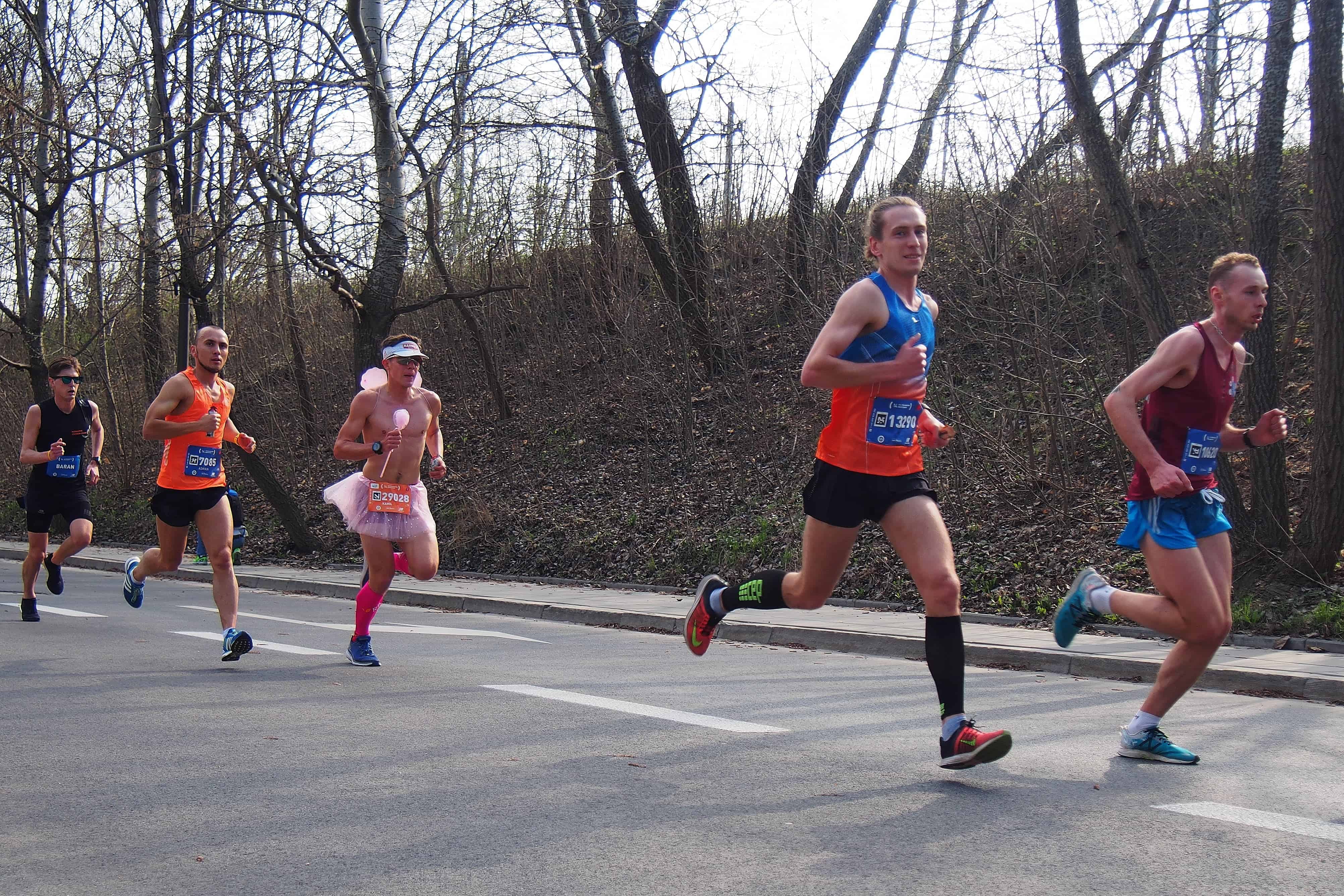 Grupa biegnąca na wynik 1:10 podczas 14. Pzu Półmaratonu Warszawskiego