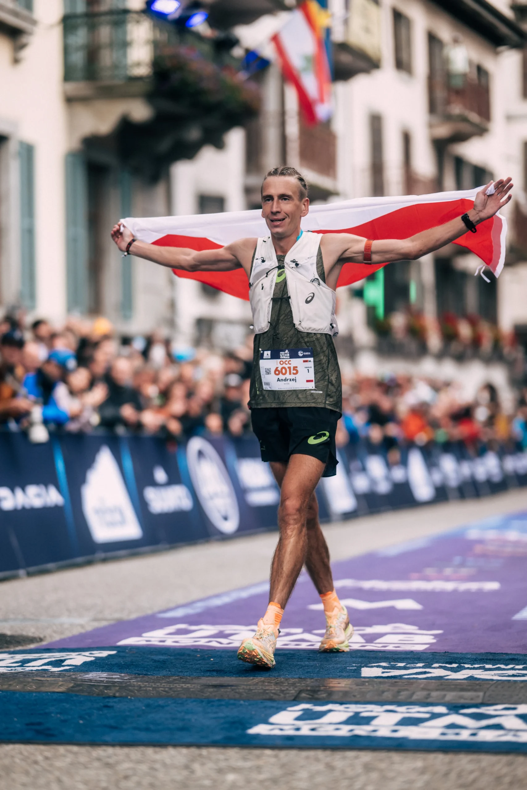 Andrzej Witek at the finish with the Polish flag